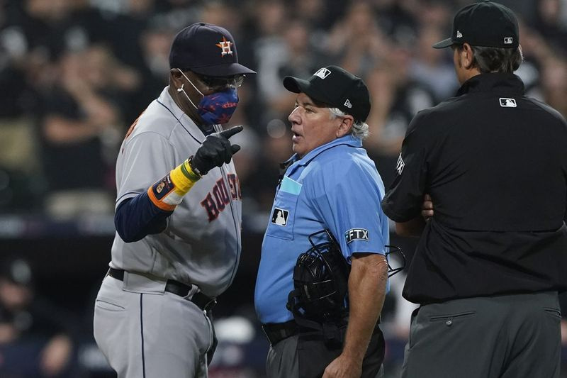 „Astros“ treneris Dusty Baker Jr atkreipia dėmesį į pražangos liniją, kai sekmadienį ginčijasi su teisėju Tomu Hallionu ketvirtajame 3-iųjų rungtynių padavime.