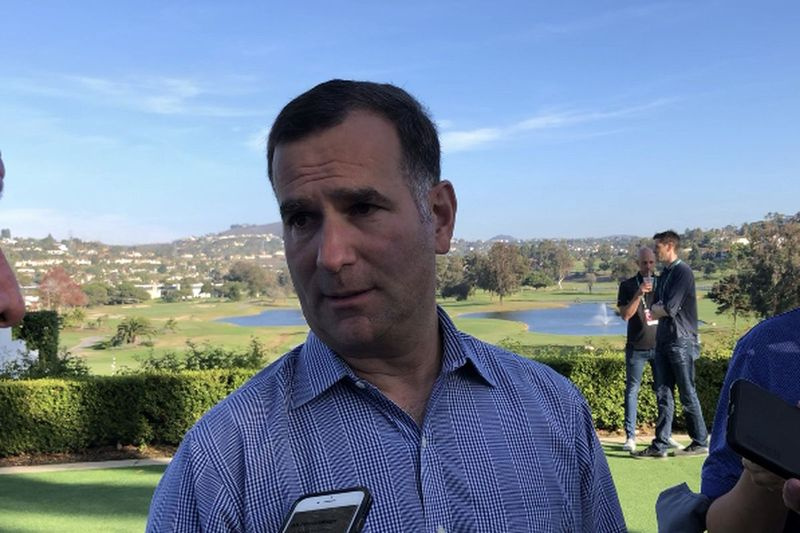 White Sox general manager Rick Hahn pratar med reportrar på general managers möten i Carlsbad, Kalifornien.