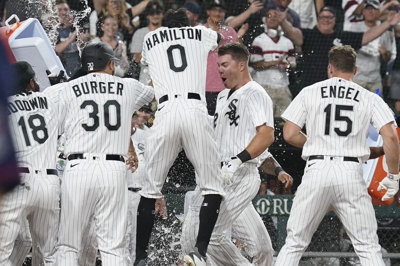 Gavin Sheets fra White Sox lykønskes af holdkammeraterne efter hans tre-run-homerun for at vinde den anden kamp i mandagens doubleheader mod Twins.
