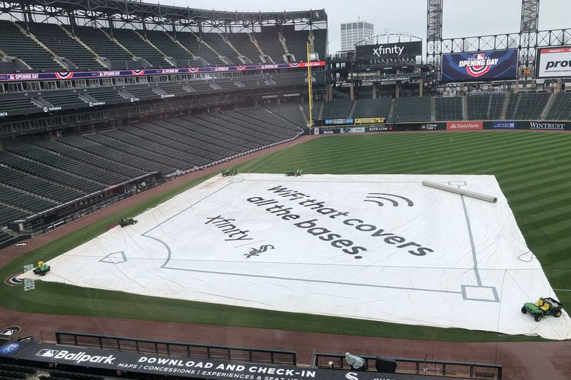 Das Infield im Guaranteed Rate Field wird am Donnerstag vor dem White Sox-Heimauftakt abgedeckt.