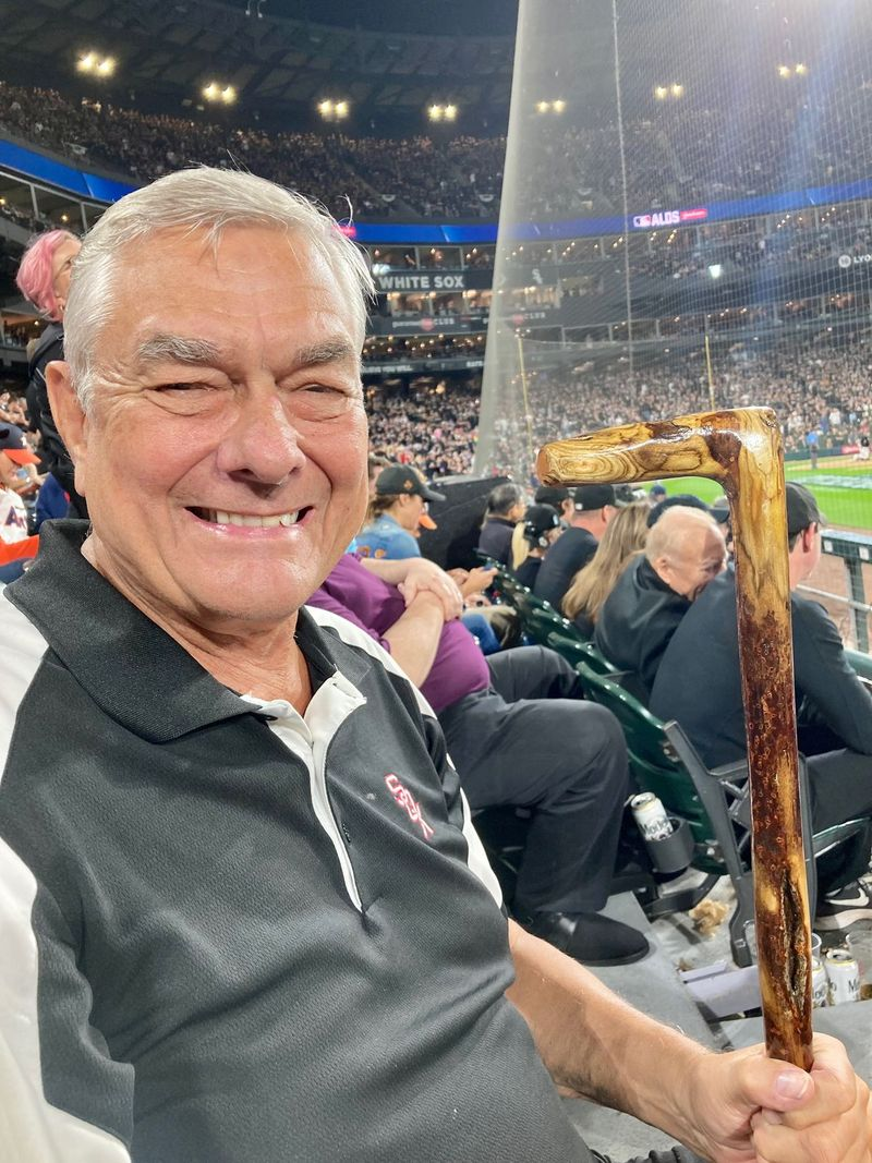 Rob Holt con il suo bastone magico alla partita di domenica tra i suoi amati Chicago White Sox e gli Houston Astros di domenica 10 ottobre 2021.