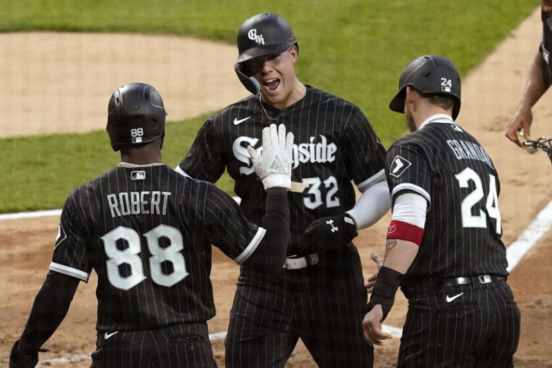   Šiose svarbiose gegužės 9 d. rungtynėse „White Sox“ pirmavo „Guardians“ 4:1 po Gavino Sheetso trijų žaidynių pirmoje pamainoje.