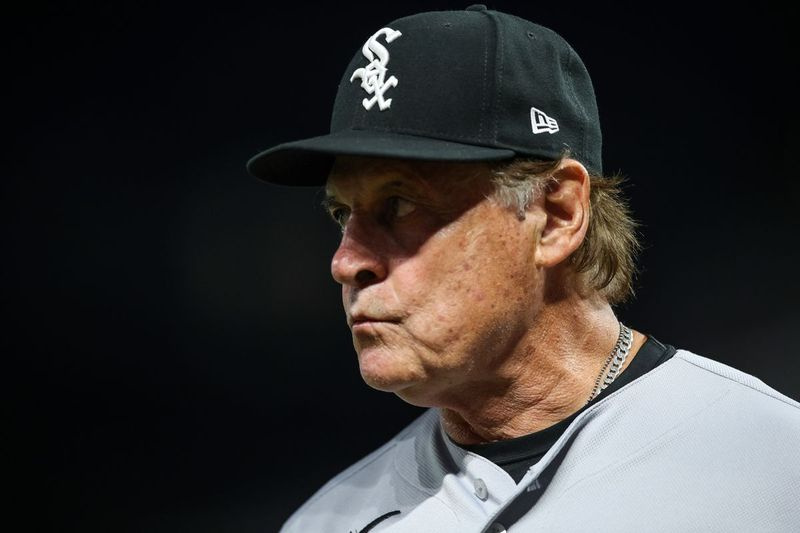 Chiar și cu echipa sa jucând bine, managerul White Sox, Tony La Russa, a fost criticat puternic în acest sezon.