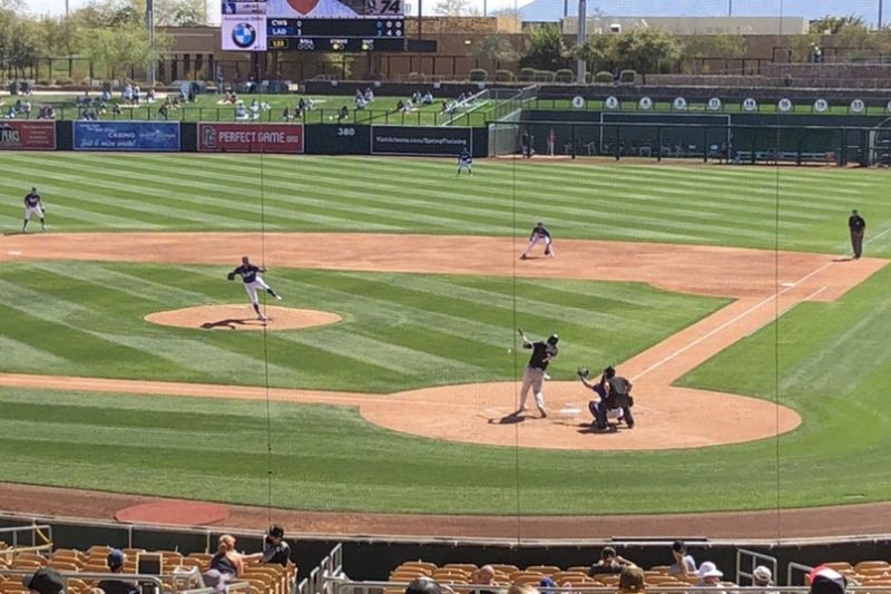 Eloy Jimenez møder Dodgers venstrefløj Julio Urias under en Cactus League-kamp på Camelback Ranch mandag.