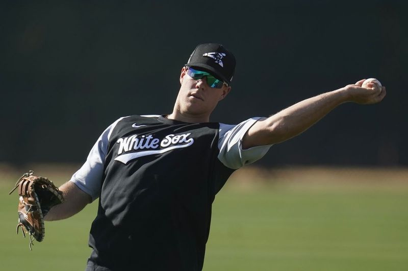 Prvý hráč tímu White Sox Gavin Sheets sa uvoľní počas jarného tréningu vo Phoenixe.