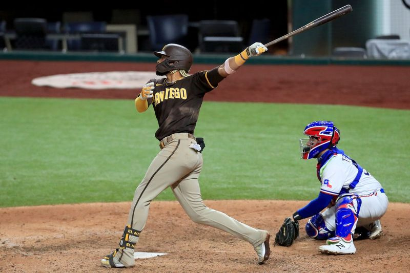 Fernando Tatis Jr. von den Padres schlägt am Montagabend einen Grand Slam gegen die Rangers.