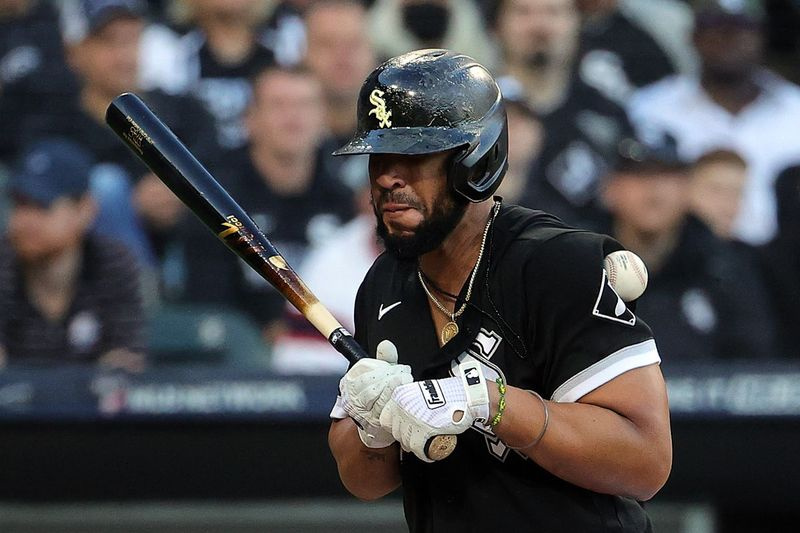 Jose Abreu de la White Sox este lovit de un teren în meciul 4 din American League Division Series.