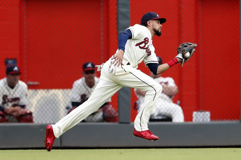 Atlantas Braves centra uzbrucējs Billijs Hamiltons (9) veic tvērienu no White Sox komandas spēlētāja Leirija Garsijas piektajā maiņā beisbola spēlē svētdien, 2019. gada 1. septembrī, Atlantā. (AP foto/Džons Bazemore)