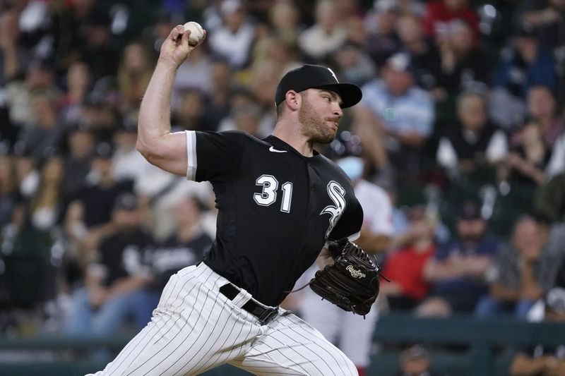 Liam Hendriks on White Soxi nominent Roberto Clemente
