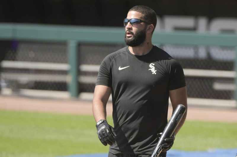 White Sox labās puses uzbrucējs Nomars Mazara pie nūjas būra vasaras nometnes treniņu laikā Garantētās likmes laukumā pagājušajā mēnesī.
