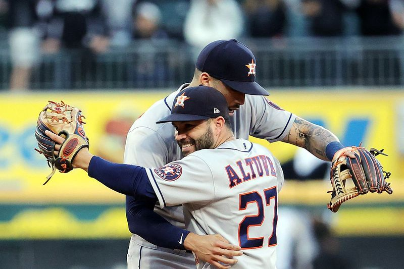 Jose Altuve (27) dan Carlos Correa meraikannya selepas Astros menewaskan White Sox 10-1 Selasa untuk memenangi Siri Bahagian Liga Amerika mereka.
