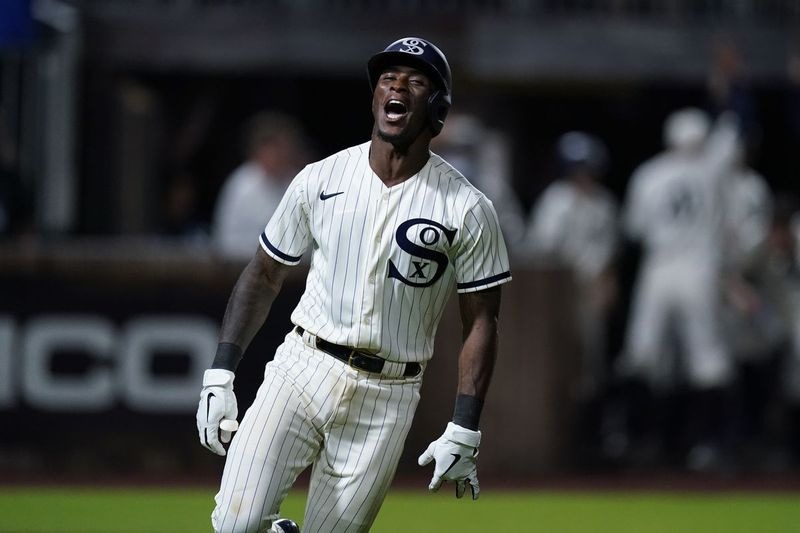 The White Sox’ Tim Anderson firar sin avgång på hemmaplan mot New York Yankees under Field of Dreams-matchen i Dyersville, Iowa.