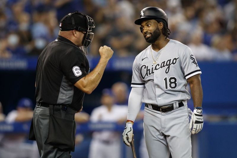 Brian Goodwin dari White Sox melihat untuk mengadili Mark Carlson selepas menyerang pasukan Blue Jays.