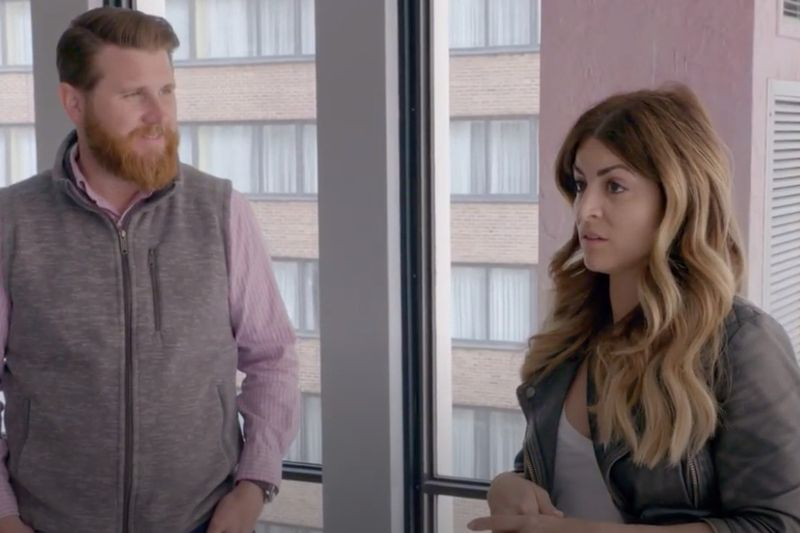 Alison Victoria a Donovan Eckhardt probírají plány během scény z úterní noční epizody Windy City Rehab.
