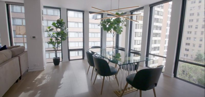 Byt na 200 E. Delaware Place je zobrazen po záběru z Windy City Rehab.