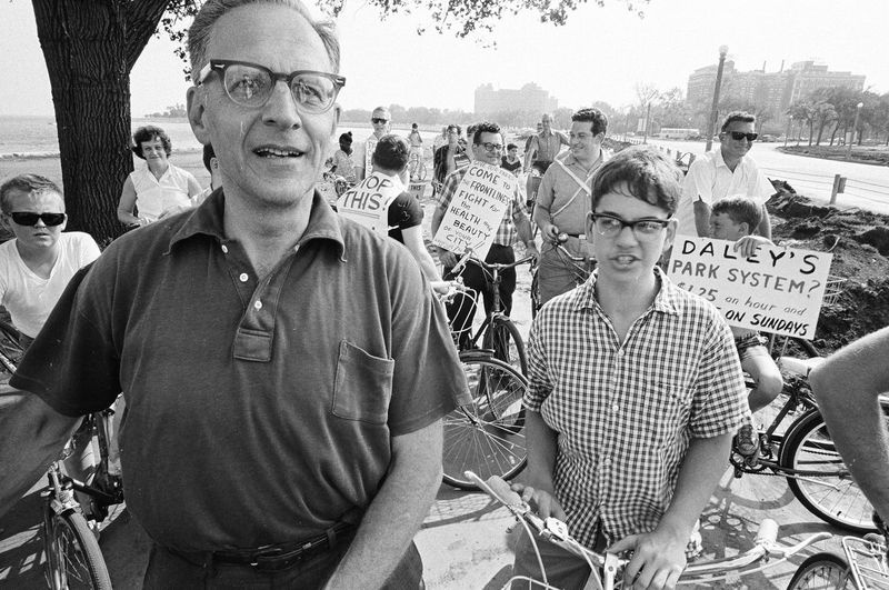 Grupa ar 5. nodaļas priekšnieku un aktīvistu Leonu Desprē, kas brauc ar velosipēdiem, protestējot pret koku izciršanu netālu no 50. rajona un ezera. | Sun-Times arhīvi